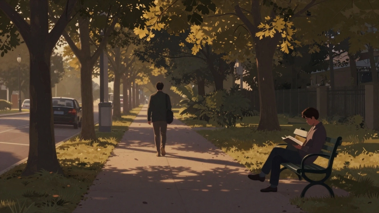 Člověk jde pěšky domů večer, opouští auto a prochází se pod stromy v klidném prostředí.