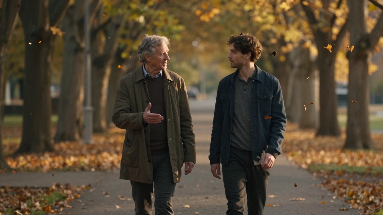 Dvě osoby se procházejí pod stromy ve zlatém světle, jedna poslouchá, druhá mluví, žádné telefonní zařízení, listí padá kolem nich.